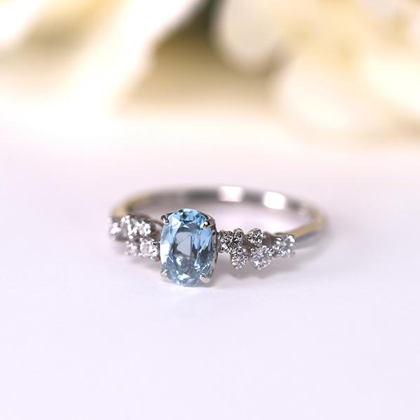 PT アクアマリンリング 0.7ct オーバル 3月 誕生石 アクアマリンのサイドには天然ダイヤモンドでおしゃれなデザイン レディース 神秘 海の 爆買の画像