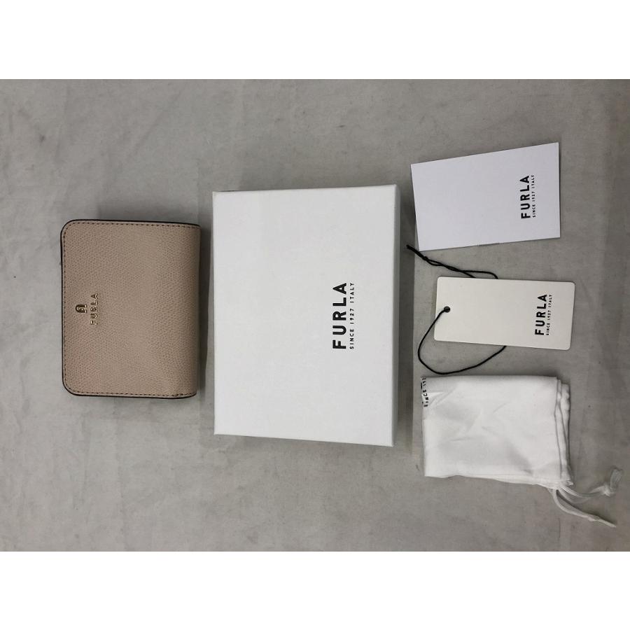 【美品】FURLA フルラ　二つ折り財布　ベージュ　週1回半年使用　即購入OK！ フルラ FURLA 財布 （ベージュ） -waja bazar - 海外ファッション