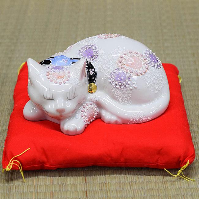 九谷焼 平和を愛する 眠り猫 花紫ちゃん（座布団付き） : 和座倶楽部 