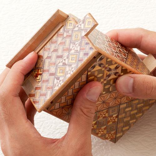 からくり箱 寄木細工 家 組木 箱根 からくり細工 伝統工芸品 お土産 パズル 箱根寄木細工 秘密箱 4寸10回仕掛け からくり箱 木製パズル 箱根伝統