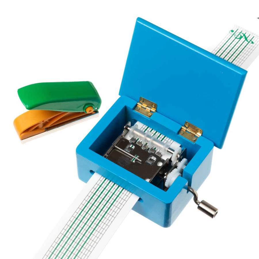 手回しオルゴール 五線紙に自分で穴をあけてオリジナル楽曲も 演奏を