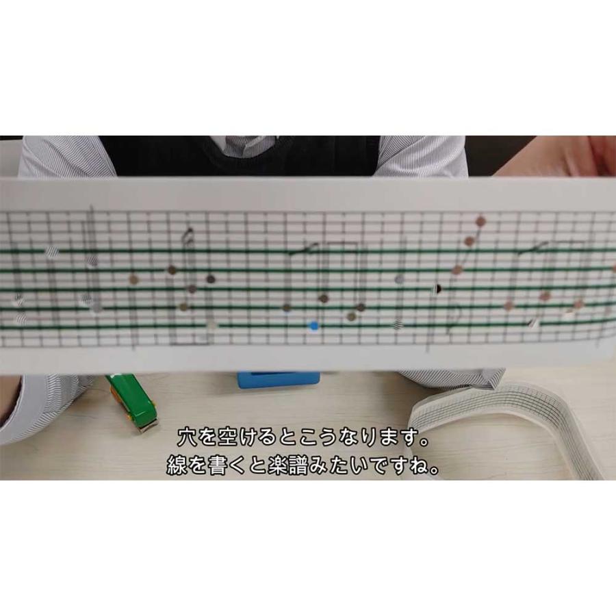 手回しオルゴール 五線紙に自分で穴をあけてオリジナル楽曲も 演奏を