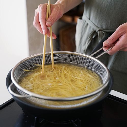 ヨシカワ 料理のいろは フライパン用茹でものザル 25cm YJ2820 手付き