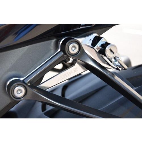 AGRAS アグラス ヘルメットホルダー 素材：アルミ/カラー：シルバー