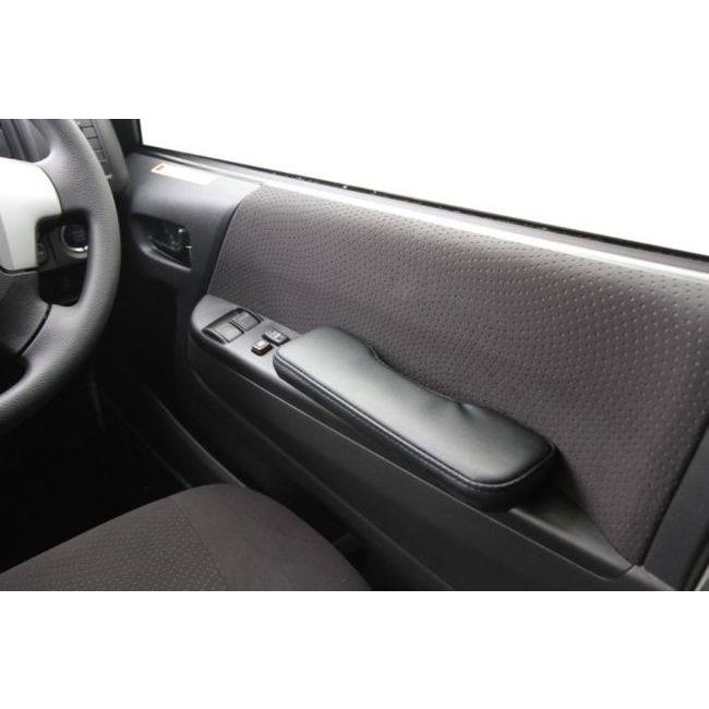 OGUshow（オグショー） 200系ハイエース ESアームレスト PLUS 装着位置