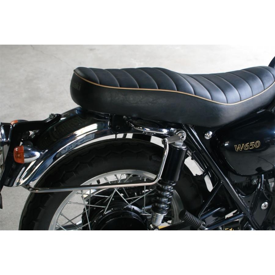 Sym’z Craft Sym’z Craft:シムズクラフト クラシカルフェンダーステー風 サイドバッグサポートバー W400 W650 W800｜webike02