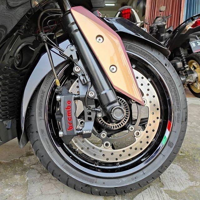 WR3 ダブルアールスリー フロントキャリパーサポート BREMBO用 取付ピッチ：108mm / カラー：ブラック XMAX 250 XMAX300 YAMAHA ヤマハ ブレーキ | WR3 | 01