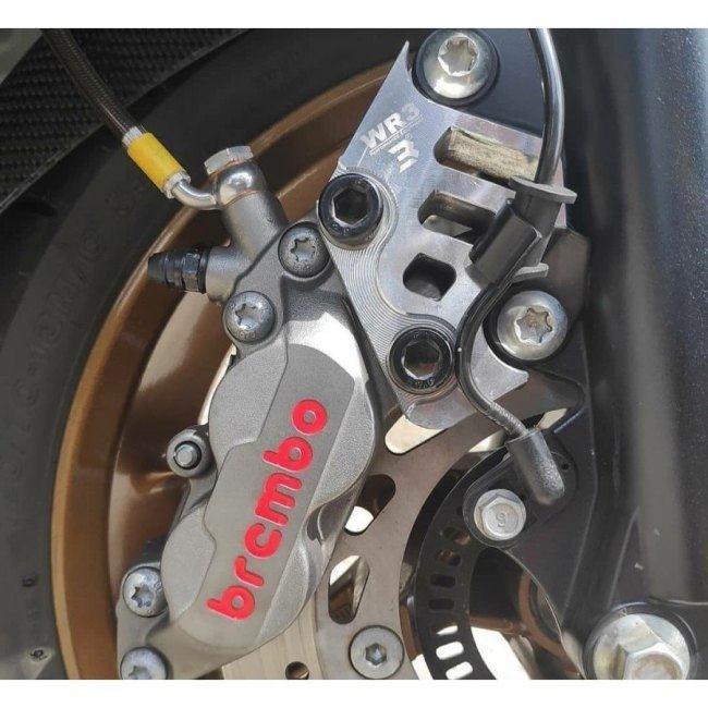 WR3 ダブルアールスリー フロントキャリパーサポート BREMBO用 カラー：ブラック XMAX 250 XMAX300 YAMAHA ヤマハ キャリパーサポート・ブラケット ブレーキ | WR3 | 01