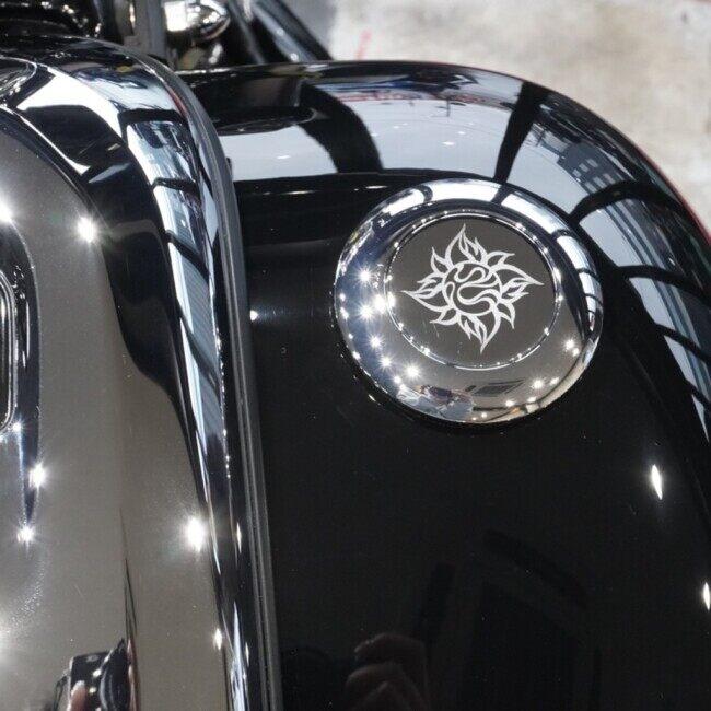 TRIJYA トライジャ ガスキャップ 太陽Logo カラー：クローム FLFBS FXBR FXBRS FLFB HARLEY-DAVIDSON ハーレーダビッドソン ガソリンタンクキャップ タンク関連_1