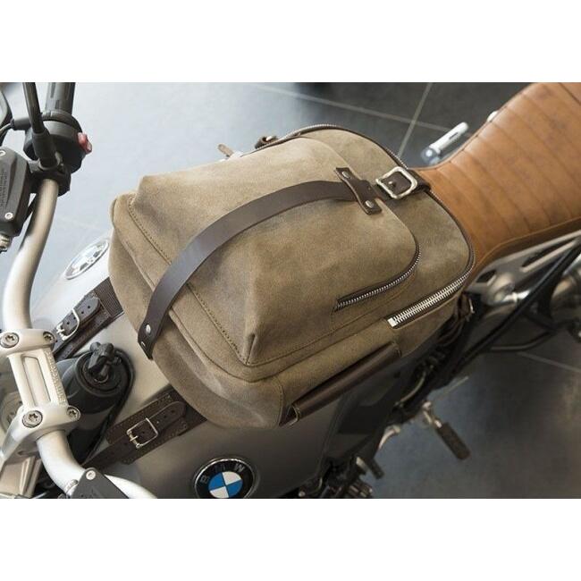 UNIT GARAGE ユニットガレージ Unit Garage TANK PANNIER IN WAXED SUEDE， Mossgrey | U033-Mossgrey タンクバッグ 車体用バッグ・ケース_1