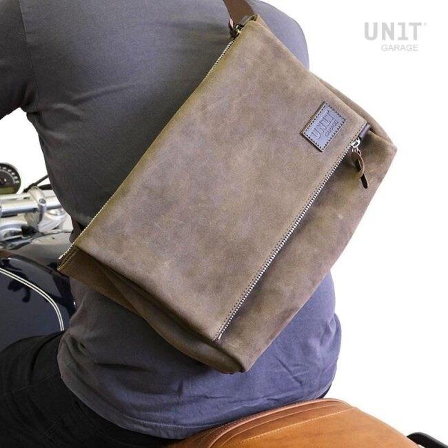 UNIT GARAGE ユニットガレージ Unit Garage Fezzan Messenger Bag Crust leather， MossGrey | U042-MossGrey ショルダーバッグ バッグの画像