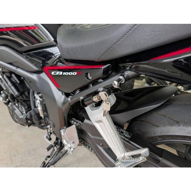 Fixe design フィックスデザイン ヘルメットロック M1 専用KIT HONDA  CB1000F 25- SC94 タンデム左 カラー：BLK ホンダ ヘルメット_1