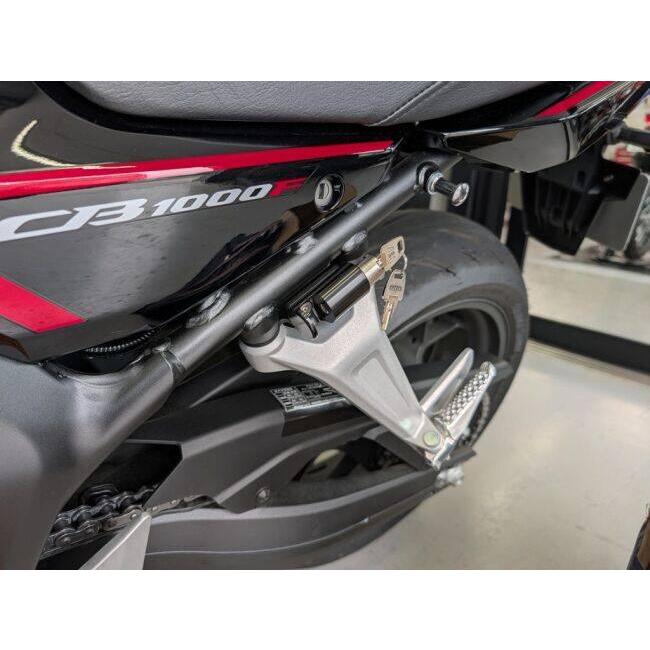 Fixe design フィックスデザイン ヘルメットロック M1 専用KIT HONDA  CB1000F 25- SC94 タンデム左 カラー：BLK ホンダ ヘルメット_2