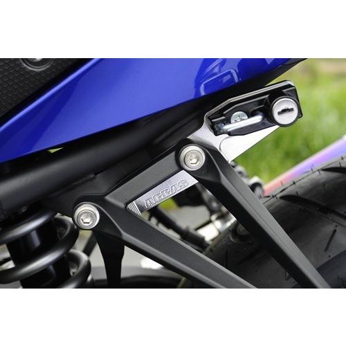AGRAS アグラス ヘルメットホルダー ステー部分のカラー：シルバー / キーシリンダー部分のカラー：ブラック YZF-R25 YZF-R3 YAMAHA ヤマハ ヘルメットロック