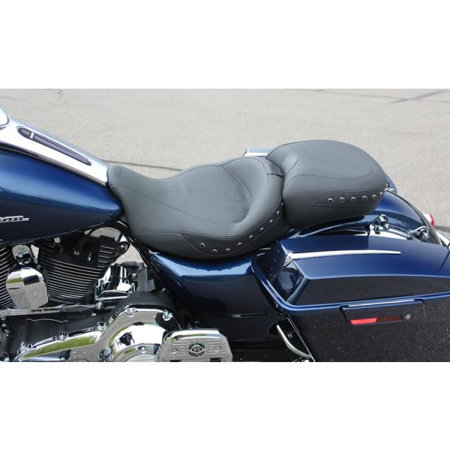 MUSTANG マスタング スタッド ロングリアシート ブラックスタッド (Studded Recessed Rear Seat，Black Studs)【SEAT REAR WDSTD 97-13FLHR】 シート 外装_2