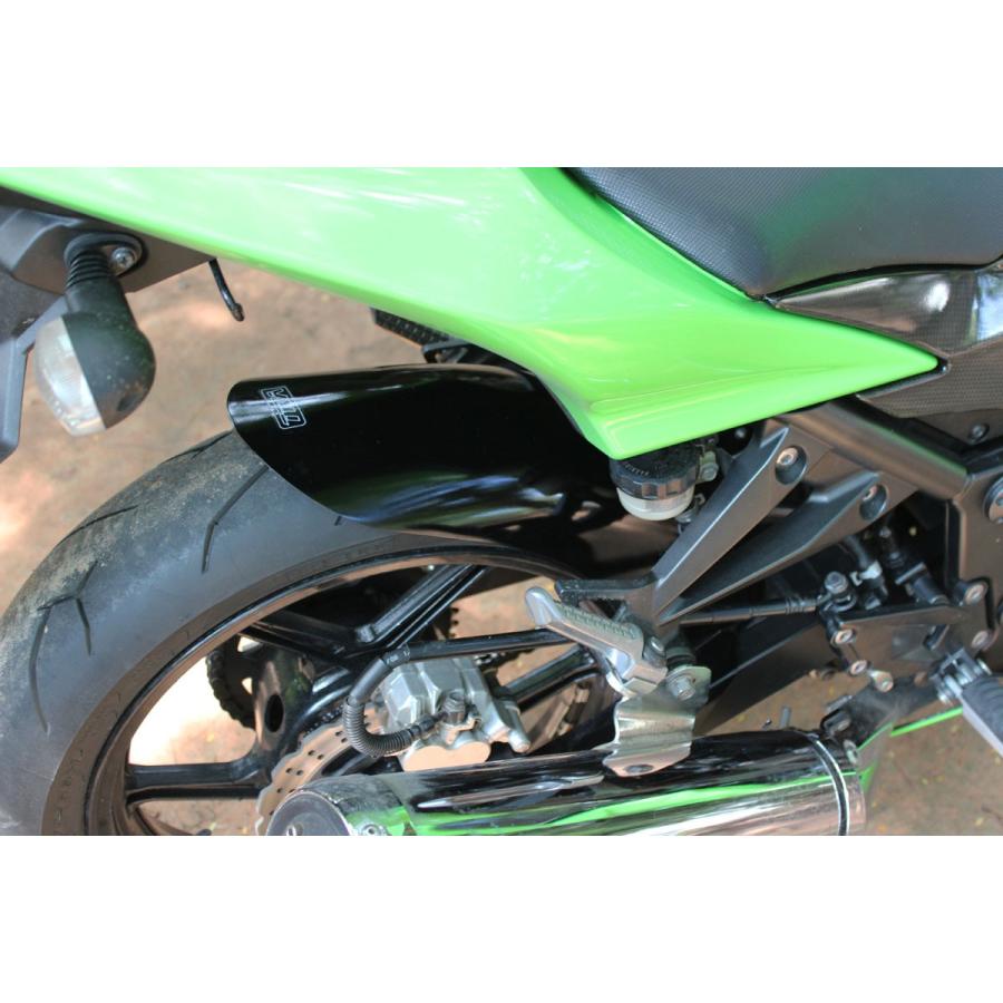 TYGA PERFORMANCE タイガパフォーマンス リアハガー／チェーンガード (GRP) ニンジャ250R KAWASAKI カワサキ リアフェンダー フェンダー関連 外装の画像
