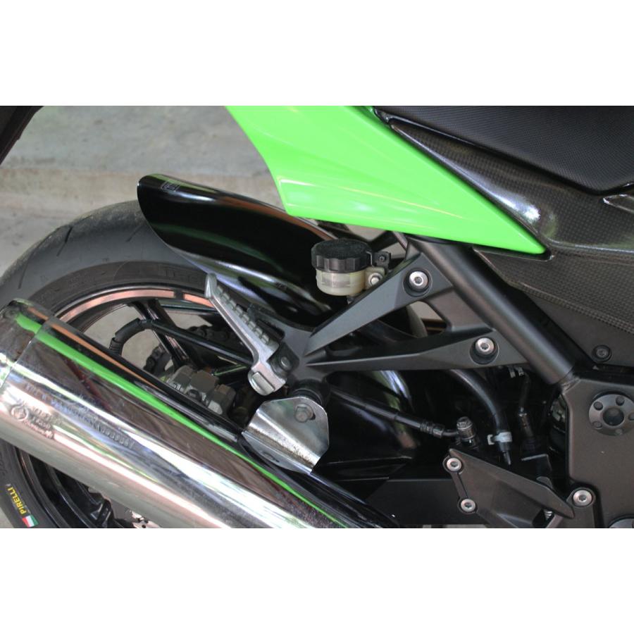 TYGA PERFORMANCE タイガパフォーマンス リアハガー／チェーンガード (GRP) ニンジャ250R KAWASAKI カワサキ リアフェンダー フェンダー関連 外装の画像