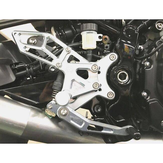 K-FACTORY ケイファクトリー ライディングステップ カラー：メタリックシルバー Z900RS CAFE KAWASAKI カワサキ バックステップ ステップ 足回り