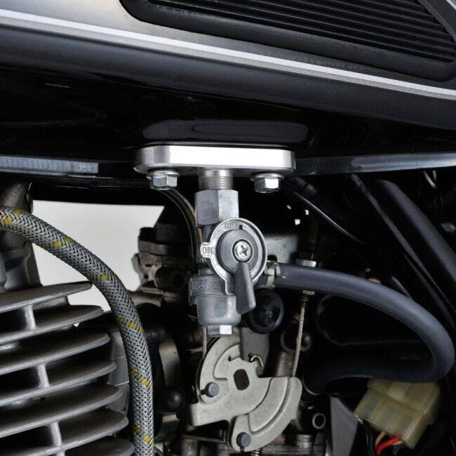 YAMAHA SR400 初期型　純正タンク レッド フュエルコック付（鍵ナシ DAYTONA（デイトナ） KEDOフューエルコック SR400 SR500 YAMAHA ヤマハ