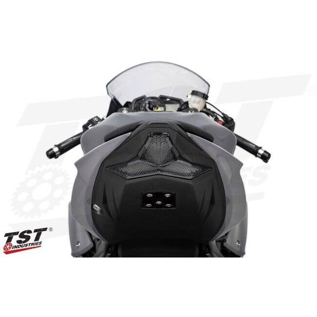 TST ティーエスティー プログラマブル／シーケンシャルLED一体型テール
