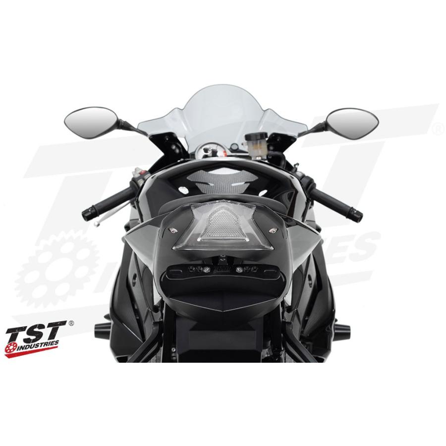TST ティーエスティー プログラマブル／シーケンシャルLED一体型テール 
