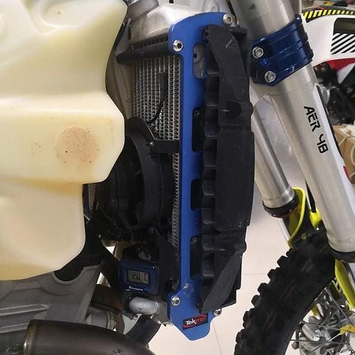Tekmo Racing テクモレーシング ラジエーターガード カラー：ブルー