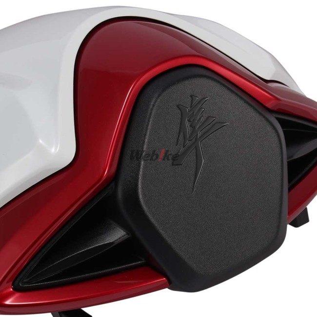 SUZUKI スズキ シングルシートカウル カラー：ブリリアントホワイト／キャンディダーリングレッド(45500-10800-CEB) Hayabusa GSX1300RRQM2 シート関連 外装の画像