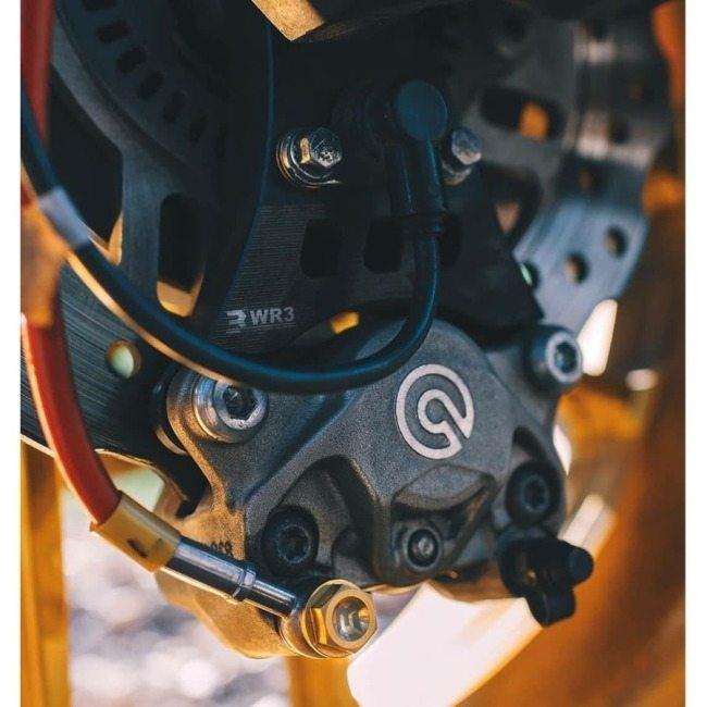   小物入れ フロントバンパーサポートブレースマウントブラケット 68210065AD