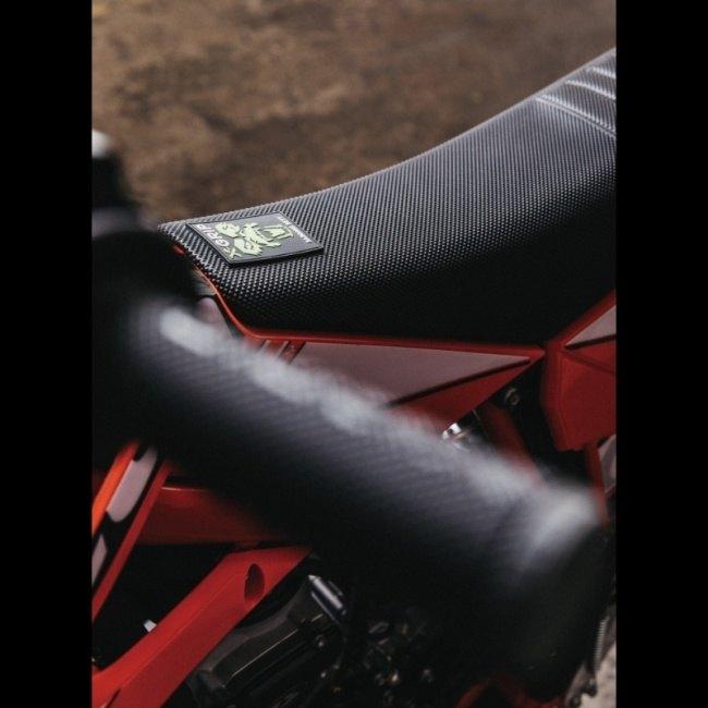 X-GRIP エックスグリップ BABOONS BUTT シートカバー カラー：ブラック RR クロトレ BETA ベータ シート関連 外装_1