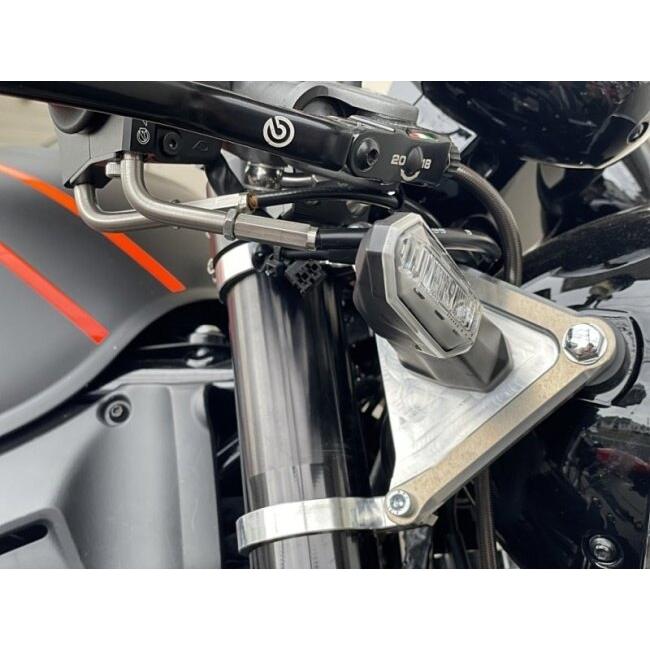 STRIKER ストライカー アルミビレットヘッドライトステー カラー：シルバー Z900RS KAWASAKI カワサキ ヘッドライト 灯火類 電装系の画像