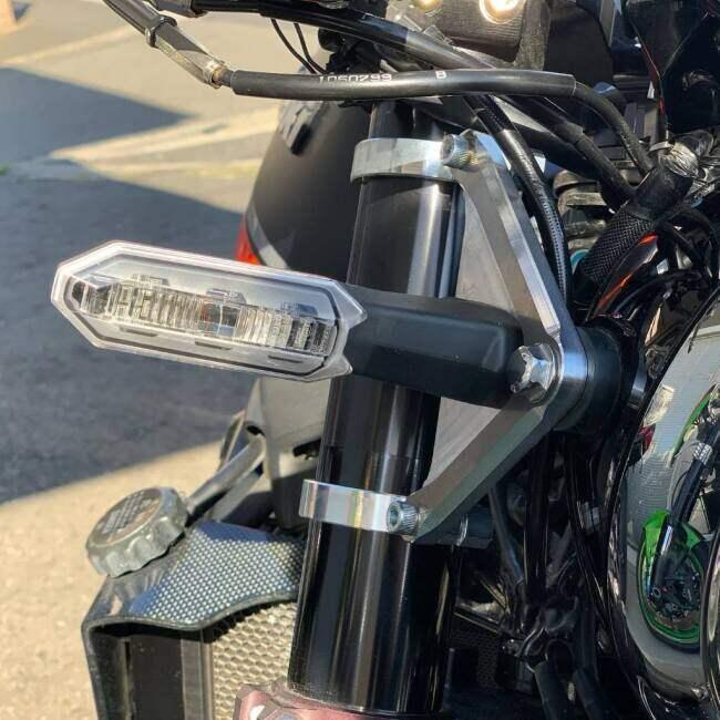 STRIKER ストライカー アルミビレットヘッドライトステー カラー：シルバー Z900RS KAWASAKI カワサキ ヘッドライト 灯火類 電装系の画像
