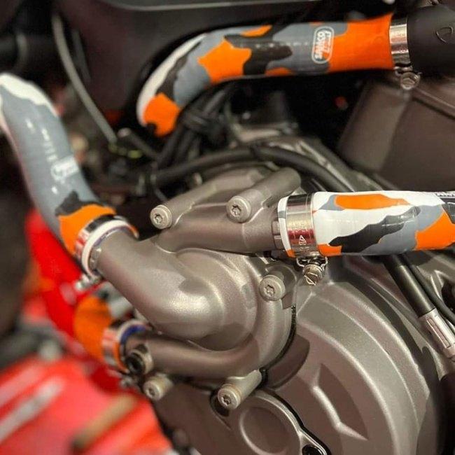 SAMCO SPORT サムコスポーツ クーラントホース(ラジエーターホース) カラー：レッド Monster 937 DUCATI ドゥカティ ラジエーター 冷却関連 エンジンの画像
