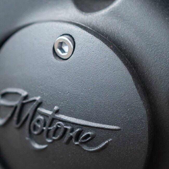 Motone Customs モートーンカスタムズ ジェネレーターバッジ Motoneロゴ カラー：ブラック TRIUMPH トライアンフ その他汎用外装部品・ドレスアップパーツ 外装 | ブランド登録なし | 09