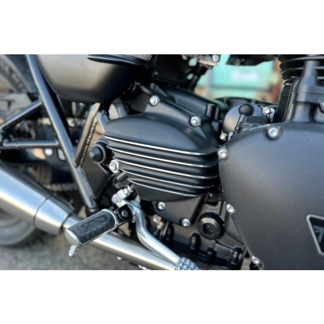 Motone Customs モートーンカスタムズ スプロケットカバー リブ カラー：ブラック／ポリッシュ BONNEVILLE T100 T120 SCRAMBLER 900 SPEED TWIN STREET CUPの画像