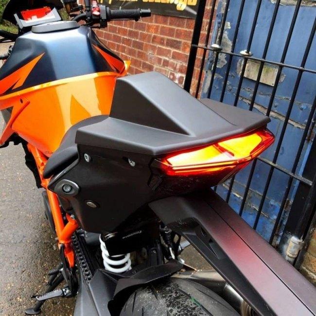 Pyramid Plastics ピラミッドプラスチック シートカウル カラー：マットブラック 1290 Super duke R KTM シングルシートカウル シート関連 外装 | PYRAMID PLASTICS | 02