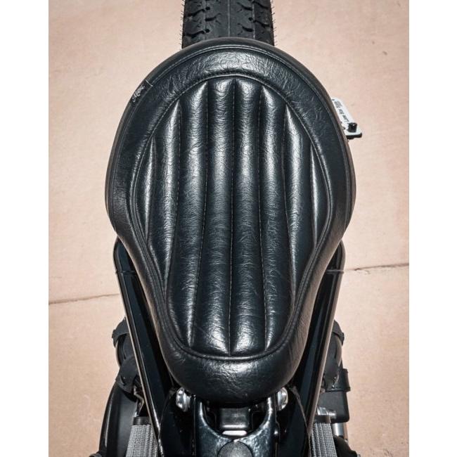 Motone Customs モートーンカスタムズ シート KING COBRA タイプ：リブ