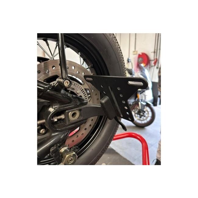 Motone Customs モートーンカスタムズ サイドナンバーマウント SIDEKICK TRIUMPH トライアンフ サイドナンバーキット 外装の画像