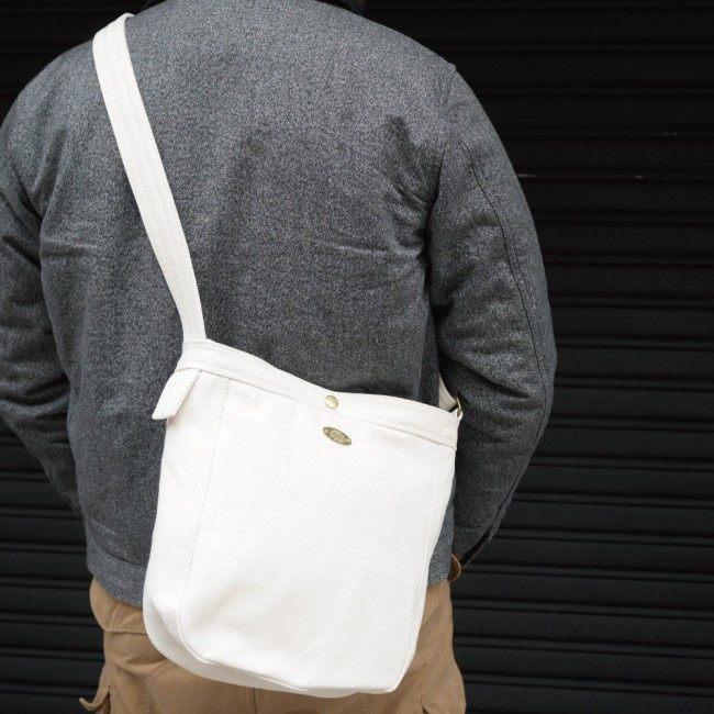 Metalize Productions メタライズプロダクションズ Olden Times Vintage Canvas Newsboy バッグ(M) カラー：Off-ホワイト ショルダーバッグ バッグの画像