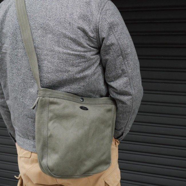 Metalize Productions メタライズプロダクションズ Olden Times Vintage Canvas Newsboy バッグ(M) カラー：Off-ホワイト ショルダーバッグ バッグの画像