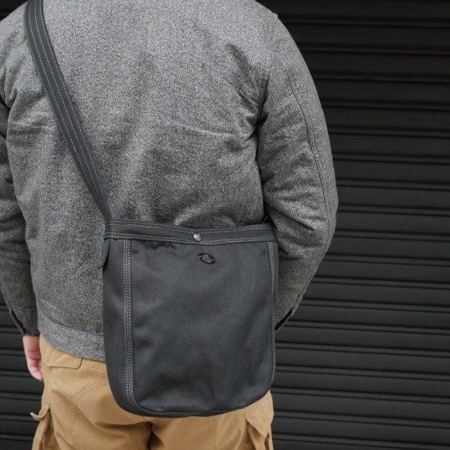 Metalize Productions メタライズプロダクションズ Olden Times Vintage Canvas Newsboy バッグ(M) カラー：Off-ホワイト ショルダーバッグ バッグの画像