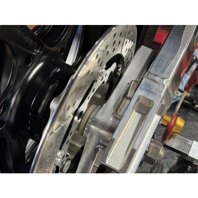 GILD design ギルドデザイン リジットマウントキャリパーサポート カラー：シルバー ZRX1100 ZRX1200R ZRX1200 DAEG KAWASAKI カワサキ ブレーキ | GILD design | 01