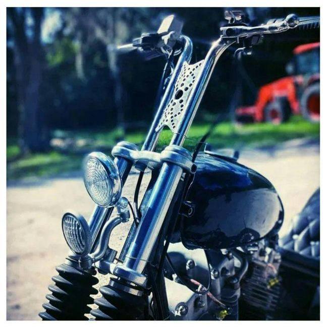 FNA CUSTOM CYCLES FNAカスタムサイクルス デュアルヘッドライトマウント サイズ：ラージ(SQ8439491) ヘッドライト 灯火類 電装系の画像