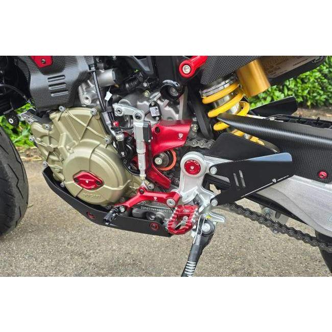 ブラック36 CNC RACING シーエヌシーレーシング ヒールガード Hypermotard 698