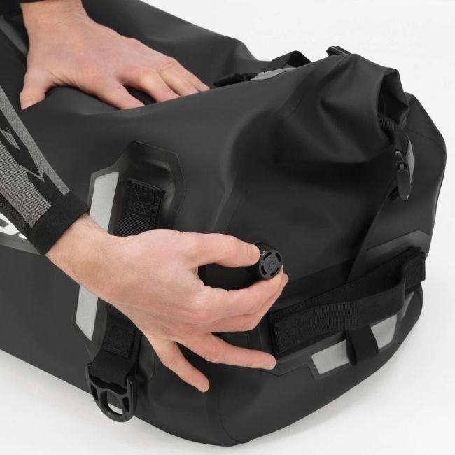SPIDI スピーディー ROLLTOP BAG WP カラー：レッド ショルダーバッグ バッグの画像