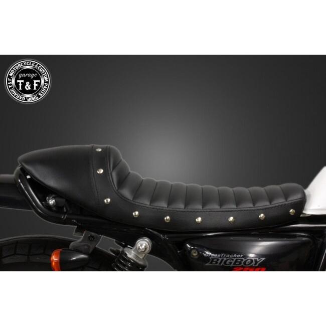 Garage T&F ガレージ スタッド付きカフェシート タイプ：タックロール グラストラッカー グラストラッカービックボーイ SUZUKI スズキ シート シート関連