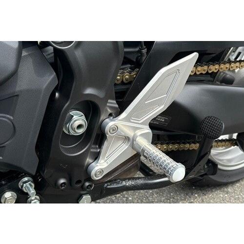 AGRAS アグラス バックステップ アルマイトカラー：レッド / ステップバー：MFJ-A ステップバーエンドカラー：白 TRACER9 GT+ Y-AMT YAMAHA ヤマハ ステップ | Agras