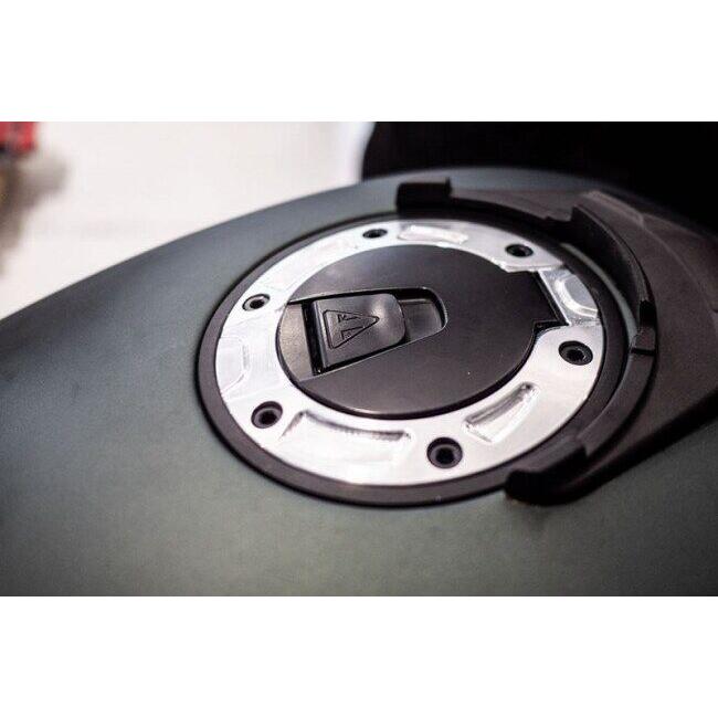 EVOTECH エボテック Frame For Original Gas Cap， Silver その他ガソリンタンクオプション・補修部品 タンク関連 外装の画像