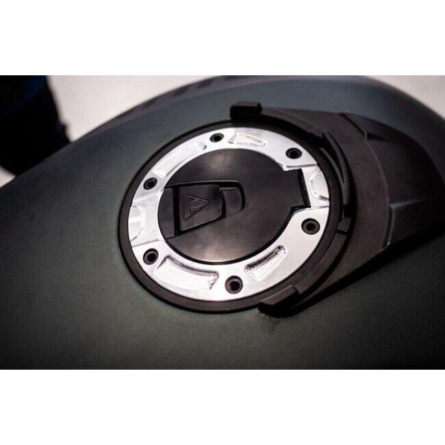 EVOTECH エボテック Frame For Original Gas Cap， Silver その他ガソリンタンクオプション・補修部品 タンク関連 外装の画像