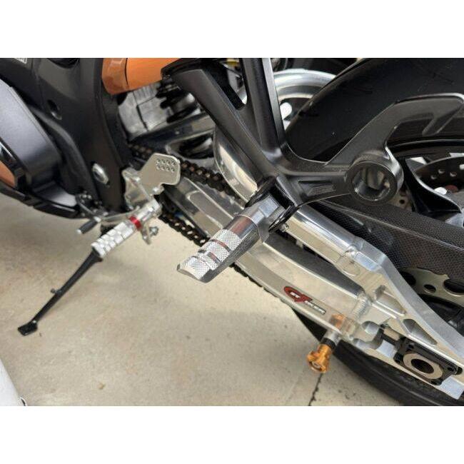 STRIKER ストライカー オリジナルタンデムステップバー“STC” カラー：シルバーアルマイト Hayabusa (GSX1300R 隼 ) SUZUKI スズキ ステップ 足回り_3
