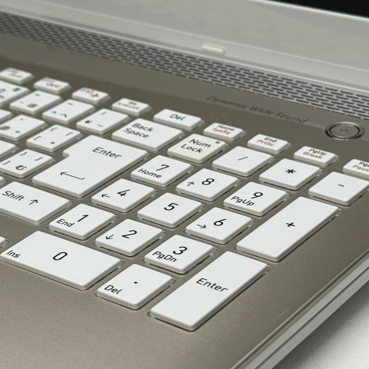 dynabook（ダイナブック） 【純箱付良品】東芝 DynaBook AZ66/L